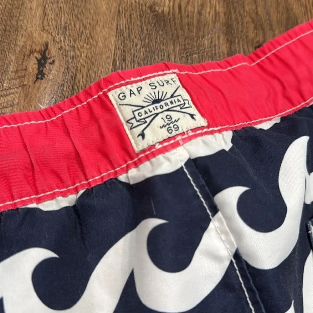 Gap kids swim trunks navy waves. Sz 6/7